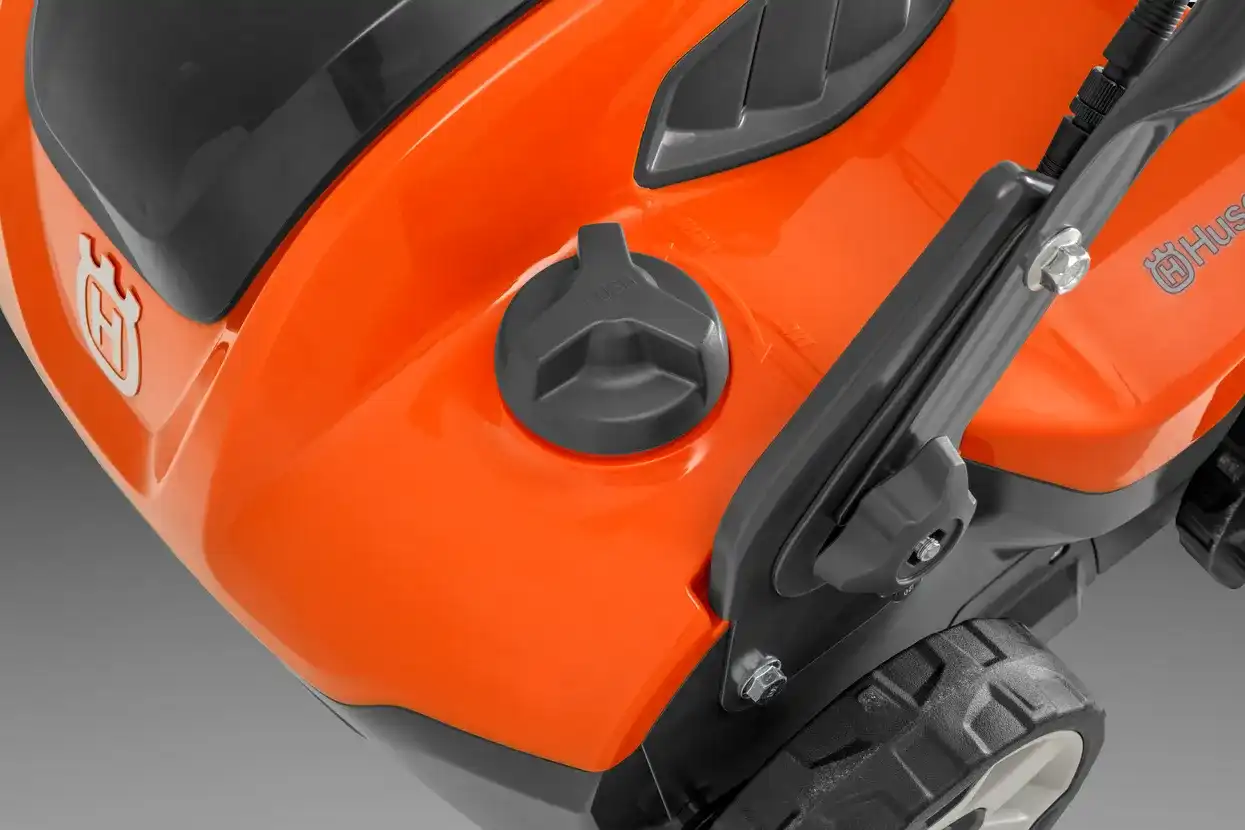 Centrální nastavení výšky nožů vertikutátoru Husqvarna S138C